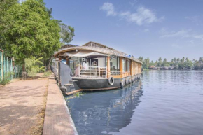 2-BR houseboat for 6, by GuestHouser